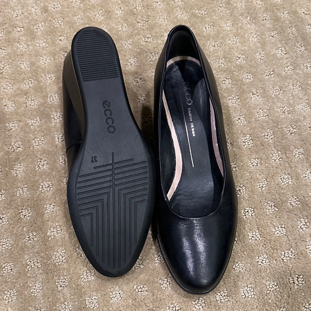 Ecco Elegant Black Leather Heels - Picture 3 of 3